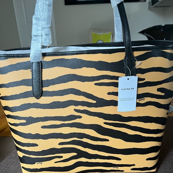 NWT Coach City Tote With Tiger Print - Picture 2 of 12